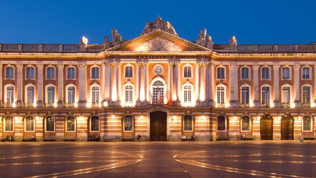 Le Capitole de Toulouse, la nuit - junjun / Shutterstock