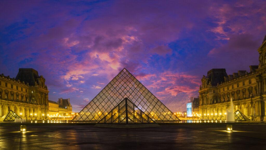 Vue du Louvre de nuit - Netfalls Remy Musser / Shutterstock