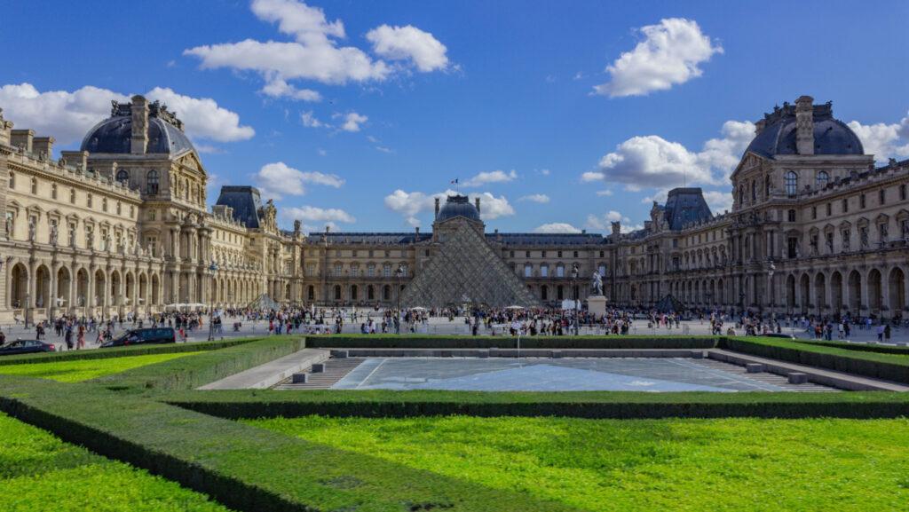 Vue panoramique du Musée du Louvre, à Paris
